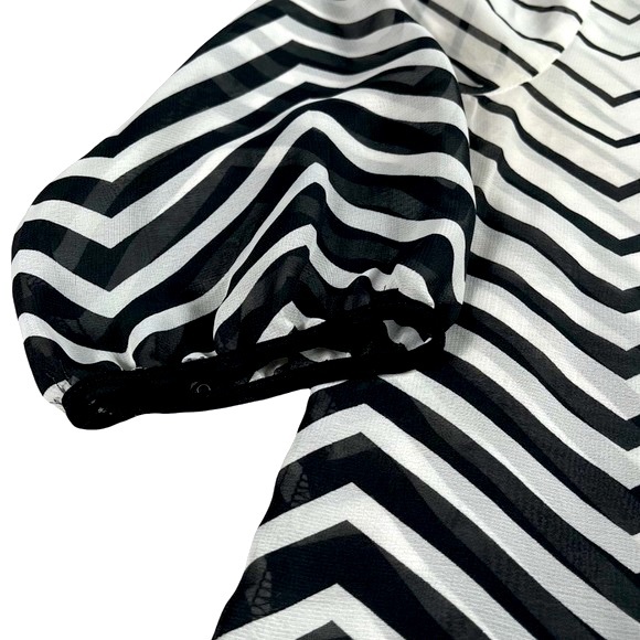 iZ Byer 📌 size small black white chevron sheer 3/4 sleeve scoop neck curved hem - Picture 4 of 16